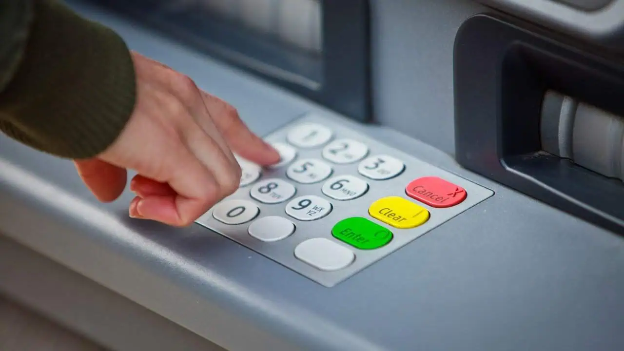 Lợi ích và rủi ro khi rút tiền thẻ tín dụng online